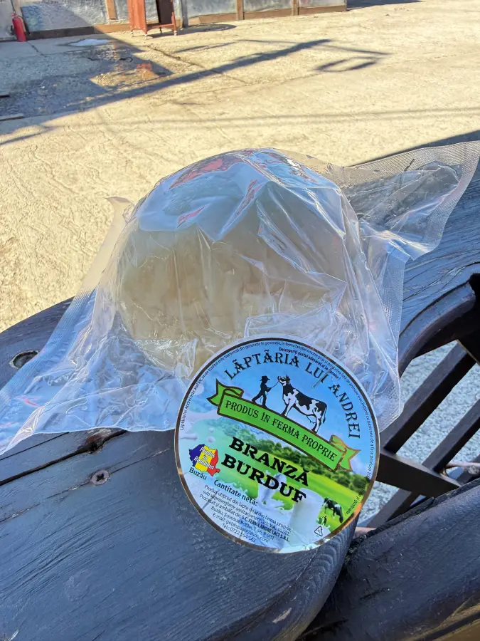 Brânză burduf din lapte de vacă 1kg - Lăptăria lui Andrei